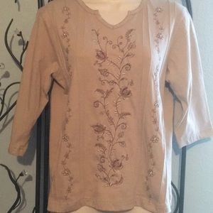 Embroidery top , cute details , NWOT